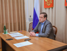 губернатор Алексей Островский принял участие в селекторном совещании под председательством Заместителя Председателя Правительства РФ Марата Хуснуллина - фото - 1