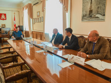 губернатор Алексей Островский провел совещание по вопросам ремонта дорожной сети и строительства социально значимых объектов в регионе - фото - 1