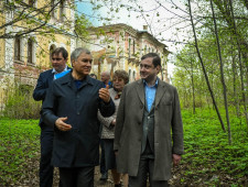 председатель Государственной Думы Вячеслав Володин обсудил с Губернатором Алексеем Островским реконструкцию объектов исторического наследия в Новодугинском районе - фото - 1