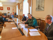 губернатор Алексей Островский провел совещание по вопросам готовности к пожароопасному периоду - фото - 1