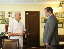 губернатор Алексей Островский провел рабочую встречу с директором Национального медицинского исследовательского центра трансплантологии Сергеем Готье в Москве - фото - 1