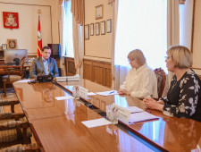 губернатор Алексей Островский провел совещание по подготовке к летней оздоровительной кампании - фото - 1