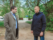 губернатор Алексей Островский проинспектировал исполнение поручения по уборке мусора во дворе по улице Энгельса в Смоленске - фото - 1