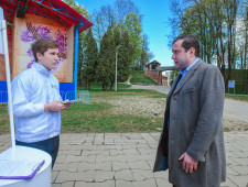 губернатор Алексей Островский принял участие в голосовании по выбору дизайн-проектов благоустройства общественных территорий - фото - 1
