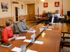 губернатор Алексей Островский провел рабочее совещание по вопросам подготовки образовательных организаций к новому учебному году - фото - 1