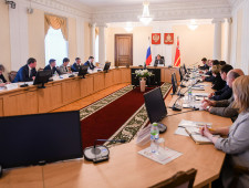 губернатор Алексей Островский провёл совещание по вопросам реконструкции объектов архитектурного комплекса «Усадьба «Высокое» Новодугинского района - фото - 2