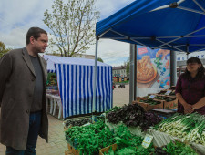 губернатор Алексей Островский проинспектировал работу сельскохозяйственной ярмарки в областном центре - фото - 1