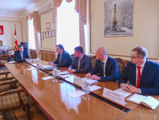 губернатор Алексей Островский провел совещание по вопросам организации и проведения сельскохозяйственных ярмарок - фото - 1