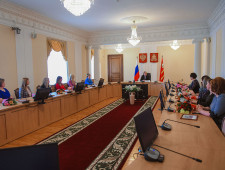 губернатор Алексей Островский наградил победителей областных конкурсов «Учитель года» и «Воспитатель года» - фото - 1