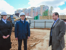 губернатор Алексей Островский проинспектировал ход строительства поликлиники в микрорайоне Королевка в областном центре - фото - 1