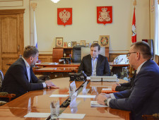 рабочая встреча Губернатора Алексея Островского с генеральным директором АО «Продинвест» Михаилом Панченковым - фото - 1