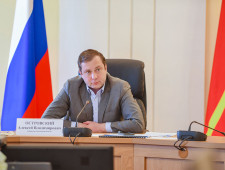 губернатор Алексей Островский провел совещание по вопросам создания образовательного кластера и восстановления культурно-исторических памятников в селе Высокое Новодугинского района - фото - 1