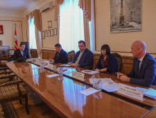 губернатор Алексей Островский провел рабочее совещание по вопросам промышленной политики и эффективной торговой деятельности на территории региона - фото - 1