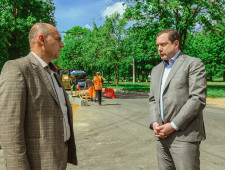 губернатор Алексей Островский проинспектировал ремонт автодороги по улице Рыленкова - фото - 1