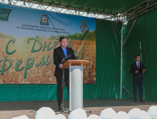 губернатор Алексей Островский принял участие в областном «Дне фермера – 2022» в Ярцевском районе - фото - 2