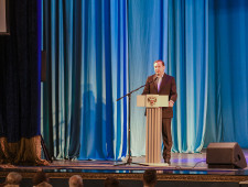 губернатор Алексей Островский поздравил работников социальной сферы с профессиональным праздником - фото - 1