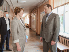 губернатор Алексей Островский посетил пункт проведения экзамена на базе средней школы №25 города Смоленска - фото - 2