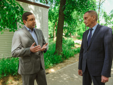 губернатор Алексей Островский ознакомился с ходом реконструкции сквера возле кинотеатра «Октябрь» в Смоленске - фото - 1