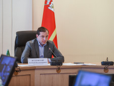 губернатор Алексей Островский обсудил с главами муниципальных образований вопросы увековечения памяти участников Специальной военной операции - фото - 1