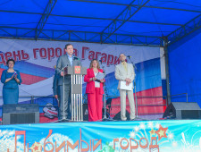 губернатор Алексей Островский принял участие в торжественном мероприятии, посвященном Дню России и Дню города Гагарин - фото - 1