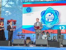 губернатор Алексей Островский поздравил жителей Десногорска с Днем России - фото - 1