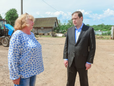 губернатор Алексей Островский ознакомился с сельхозпроизводством ярцевского предпринимателя, получившего грант «Агростартап» - фото - 1