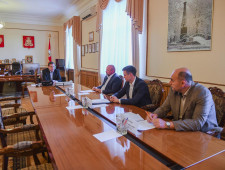 губернатор Алексей Островский провел рабочее совещание по состоянию дел в строительной отрасли - фото - 1