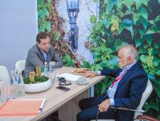 губернатор Алексей Островский обсудил перспективные инвестиционные проекты в сфере АПК на ПМЭФ-2022 - фото - 1