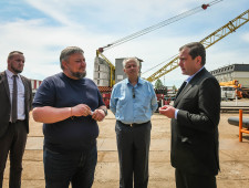 губернатор Алексей Островский посетил производственную площадку системообразующего предприятия региона ООО «СМИТ-Ярцево» - фото - 1