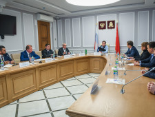 губернатор Алексей Островский провел совещание с представителями телекоммуникационной отрасли Смоленской области - фото - 1