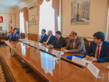 губернатор Алексей Островский провел оперативное совещание по развитию межмуниципальных перевозок - фото - 1