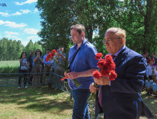 губернатор Алексей Островский почтил память погибших в 1941-м году студентов, аспирантов и сотрудников МГУ в Ельнинском районе - фото - 1