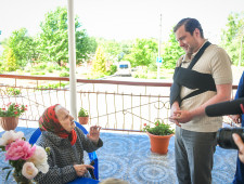 губернатор Алексей Островский посетил Рославльский комплексный Центр социального обслуживания населения и встретился с жителями райцентра - фото - 1