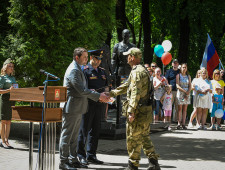 губернатор Алексей Островский принял участие в торжественной встрече сотрудников и военнослужащих Росгвардии, прибывших из зоны проведения Специальной военной операции - фото - 1
