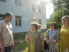 губернатор проинспектировал качество ремонтных работ в средней школе №1 в городе Сафоново и встретился с инициативной группой жителей поселка Горный - фото - 1