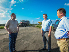 губернатор Алексей Островский посетил агропромышленное предприятие ООО «Золотая нива» в Сафоновском районе - фото - 1