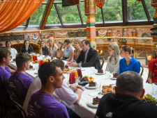 губернатор Алексей Островский встретился с юношескими командами по баскетболу - фото - 1