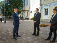 губернатор Алексей Островский осмотрел пешеходную улицу Маяковского в областном центре - фото - 1