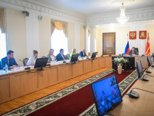 губернатор Алексей Островский обсудил с главами муниципальных образований вопросы готовности инфраструктуры к новому учебному году - фото - 1