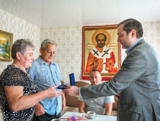 в День семьи, любви и верности Губернатор Алексей Островский побывал в гостях у семьи Ташлыковых в Кардымовском районе - фото - 1