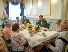 губернатор Алексей Островский поздравил супружеские пары смолян со знаменательными юбилеями совместной жизни - фото - 1