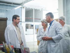 губернатор Алексей Островский посетил предприятие «Роял Кейк» в Сафоновском районе - фото - 1