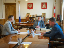 губернатор Алексей Островский провел рабочую встречу с депутатом Государственной Думы Сергеем Леоновым - фото - 1