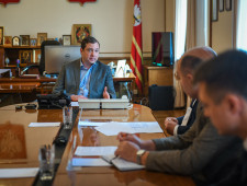 губернатор Алексей Островский провел еженедельное рабочее совещание по вопросам дорожного строительства - фото - 1