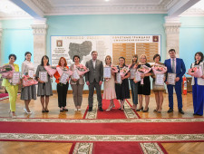 губернатор Алексей Островский наградил победителей и лауреатов конкурса педагогов дополнительного образования - фото - 1