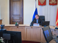 губернатор Алексей Островский провел прямой эфир с жителями Монастырщинского района - фото - 1