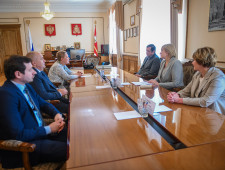 губернатор Алексей Островский обсудил с президентом Российской академии образования Ольгой Васильевой создание инновационных площадок РАО в регионе - фото - 1