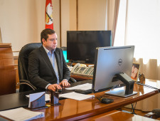 губернатор Алексей Островский провел заседание областной трехсторонней комиссии по регулированию социально-трудовых отношений - фото - 1