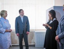 губернатор Алексей Островский ознакомился с благотворительным проектом в областной детской больнице - фото - 1