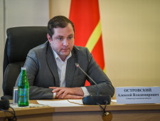 губернатор Алексей Островский провел совещание с главами муниципальных образований - фото - 1